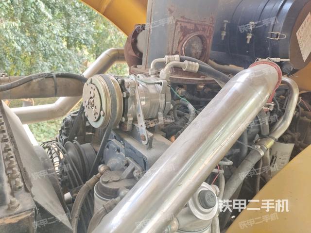 分動(dòng)箱或變速箱（壓路機(jī)發(fā)動(dòng)機(jī)艙）