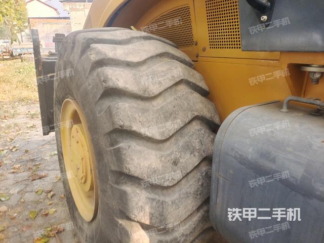 后輪右側(cè)全景（壓路機(jī)前后車架）