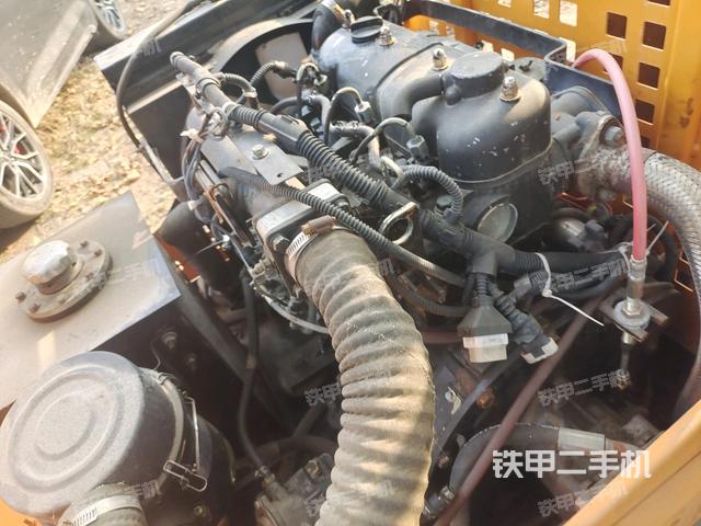 發(fā)動機上部全景（壓路機發(fā)動機艙）