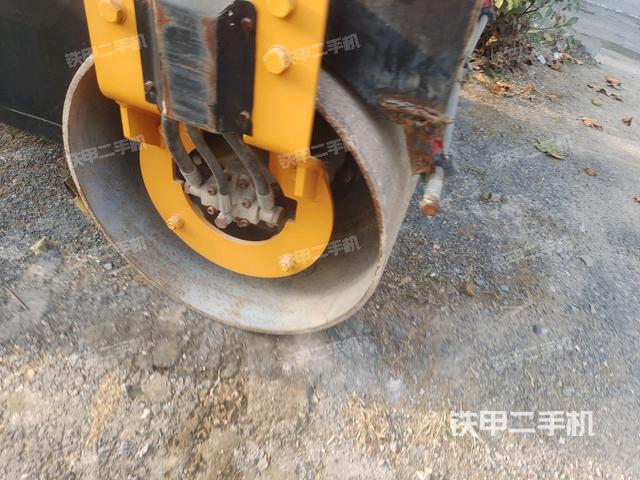 后輪右側(cè)全景（壓路機前后車架）