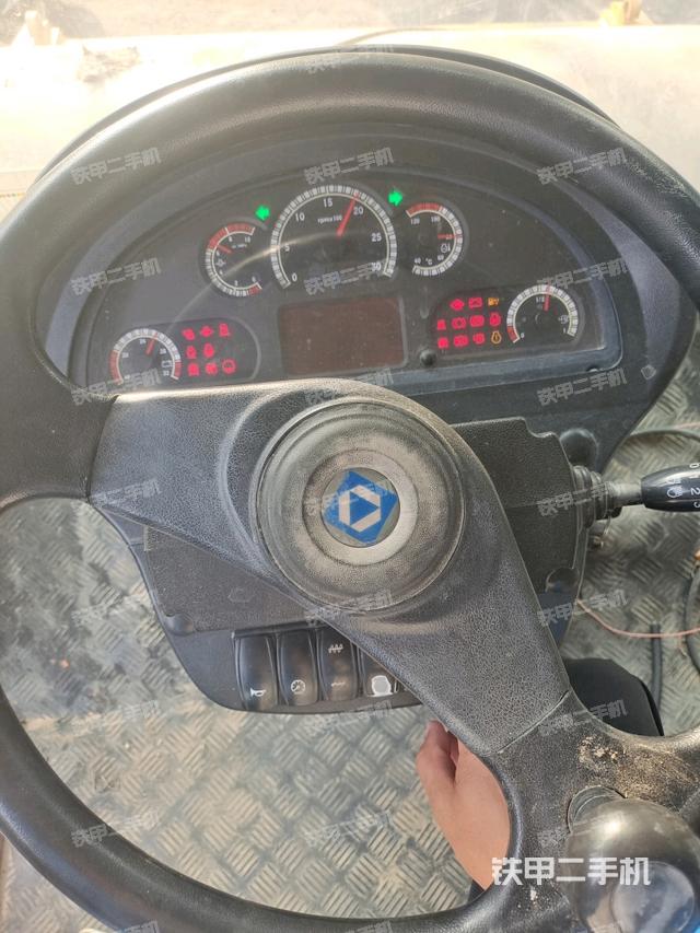 駕駛室頂蓬內(nèi)（壓路機(jī)駕駛室）