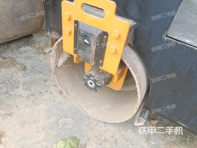 前車架正左側(cè)（壓路機前后車架）