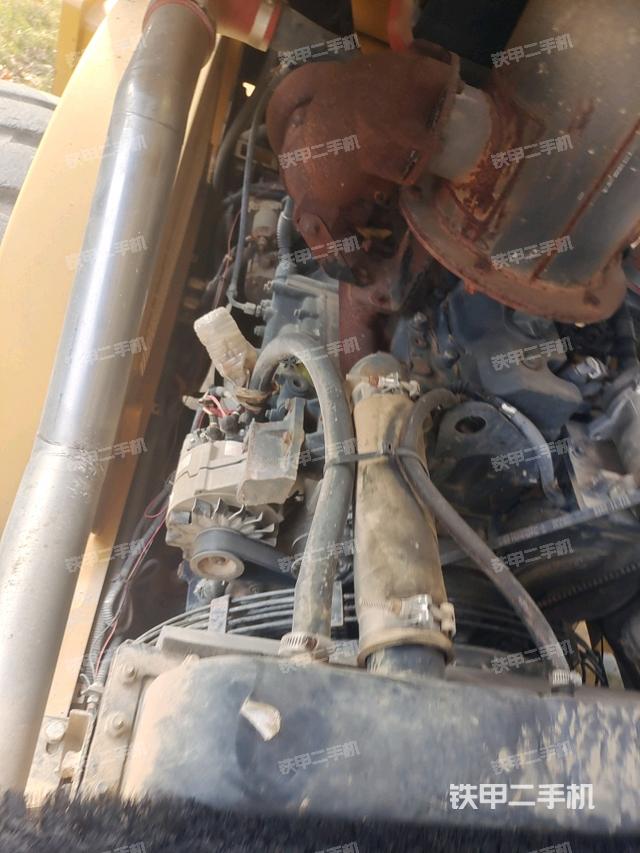 發(fā)動(dòng)機(jī)右側(cè)全景（壓路機(jī)發(fā)動(dòng)機(jī)艙）