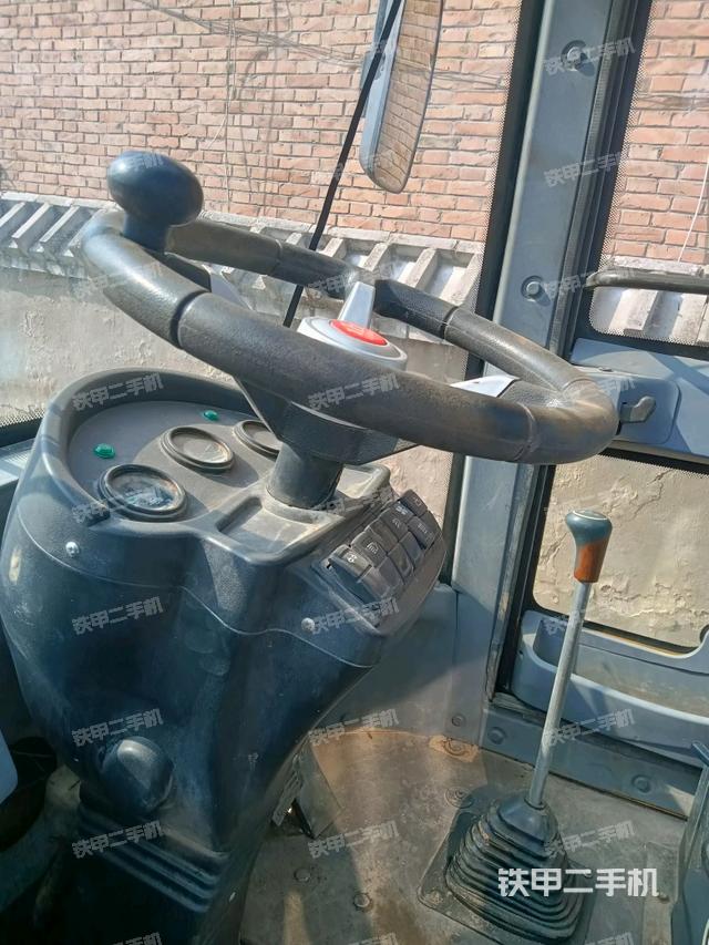 駕駛室操作臺（設(shè)備外觀及核心部件）