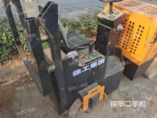 駕駛室內(nèi)座椅、儀表操作手柄全景（壓路機駕駛室）