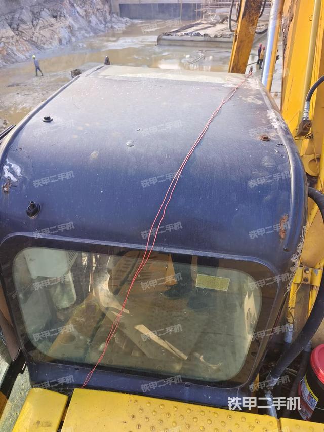 駕駛室頂部（整機外觀）