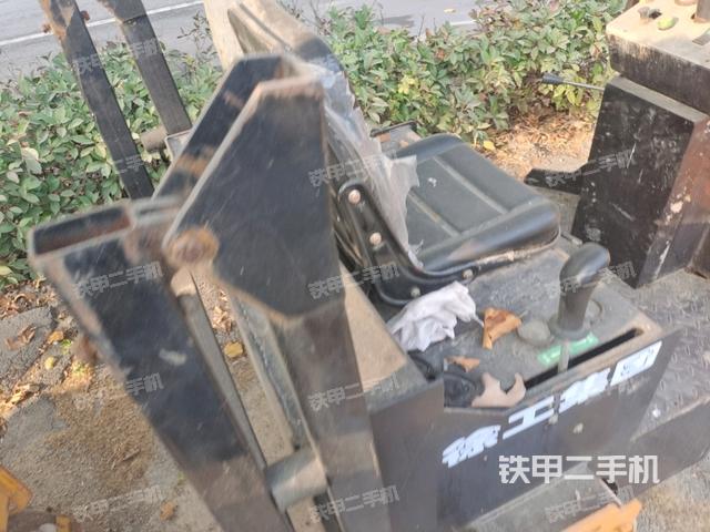 駕駛室側(cè)向上照全景（壓路機駕駛室）