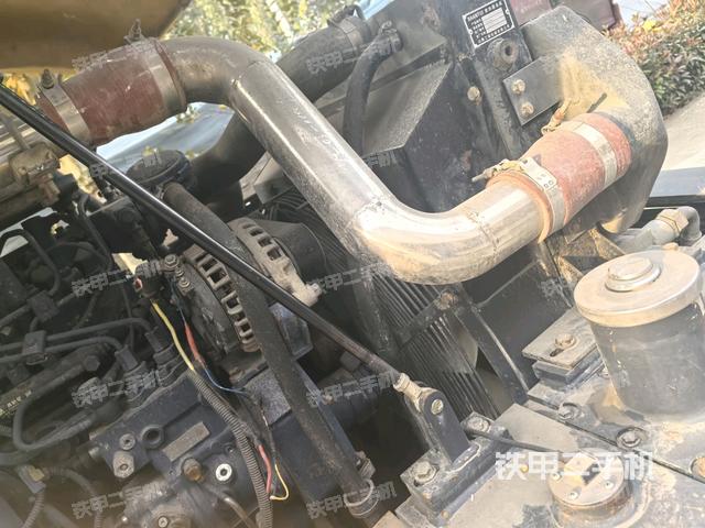 散熱器全景（壓路機(jī)發(fā)動(dòng)機(jī)艙）