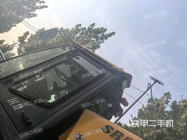 右側(cè)正面照（壓路機(jī)駕駛室）