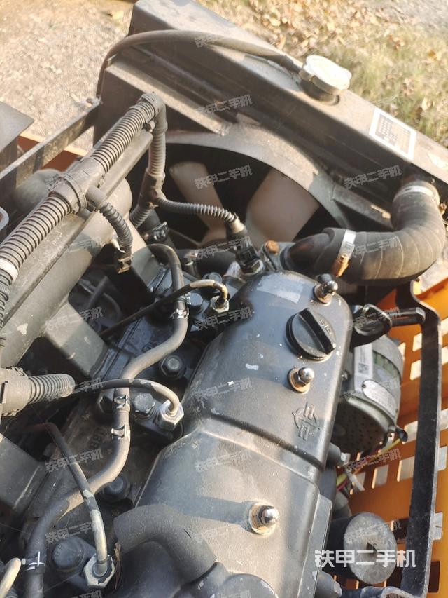 發(fā)動機右側(cè)全景（壓路機發(fā)動機艙）