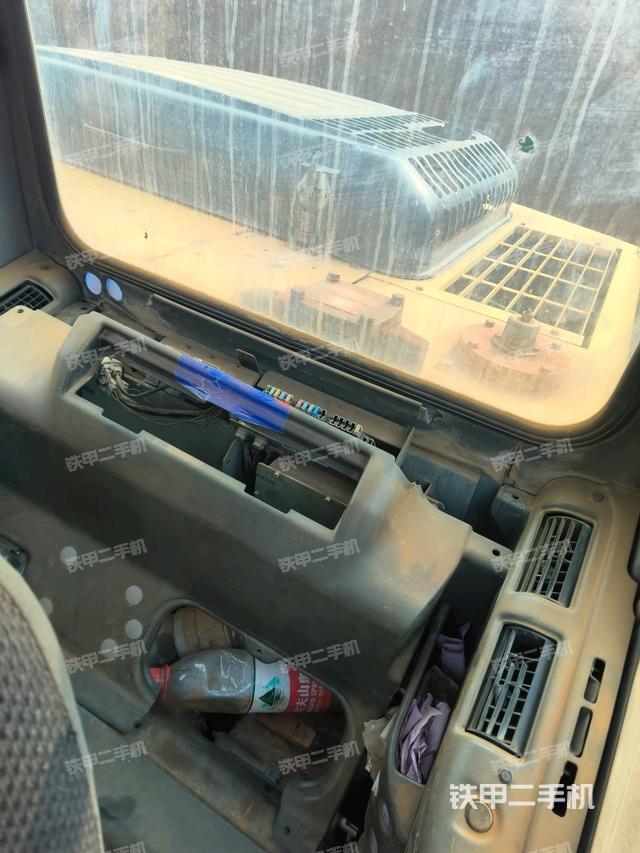 行走控制手柄和踏板?俯拍（駕駛室部分）