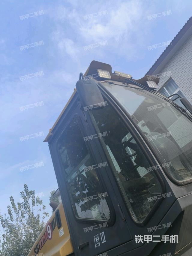 左側(cè)正面照（壓路機(jī)駕駛室）