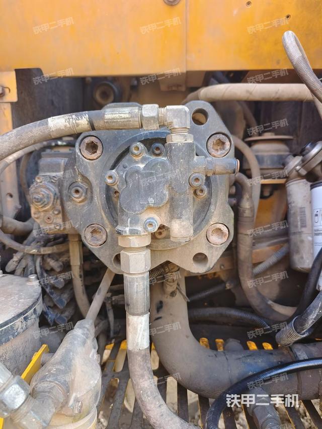 液壓泵艙室正面整體（整機外觀）