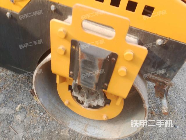 后輪左側(cè)全景（壓路機前后車架）