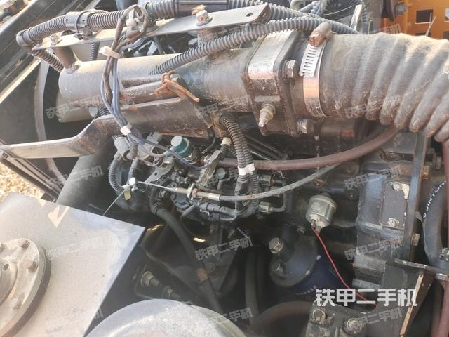 發(fā)動機左側(cè)全景（壓路機發(fā)動機艙）