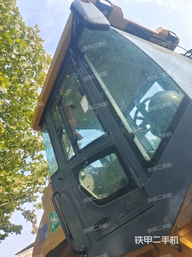 左側(cè)正面照（壓路機(jī)駕駛室）
