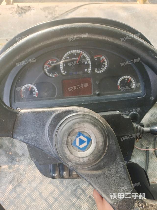 駕駛室側(cè)向上照全景（壓路機(jī)駕駛室）