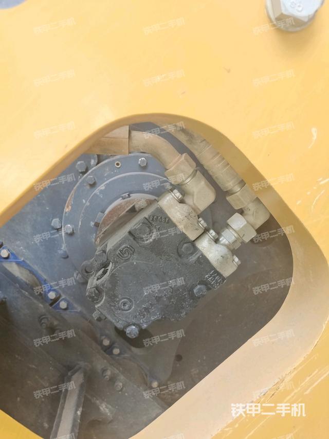 后輪左側(cè)全景（壓路機(jī)前后車架）