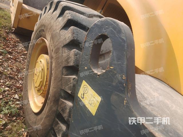 前輪左側(cè)減震塊連接及部件（壓路機(jī)前后車架）