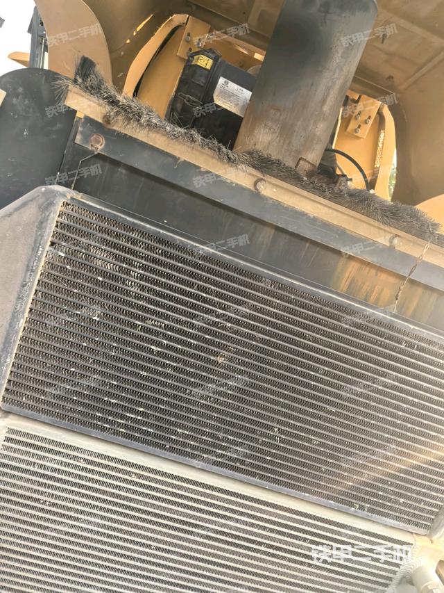 發(fā)動機上部全景（壓路機發(fā)動機艙）