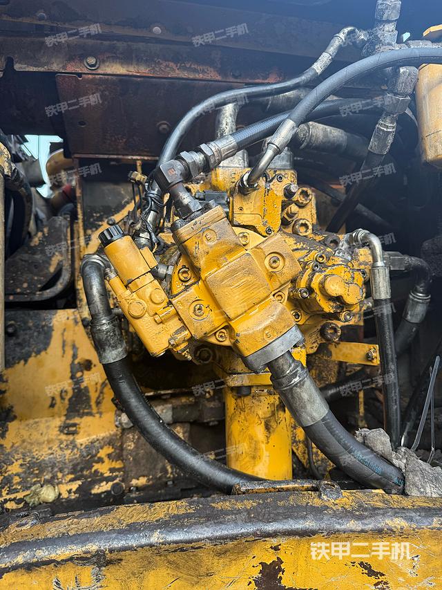 液压泵舱室正面整体（整机外观）