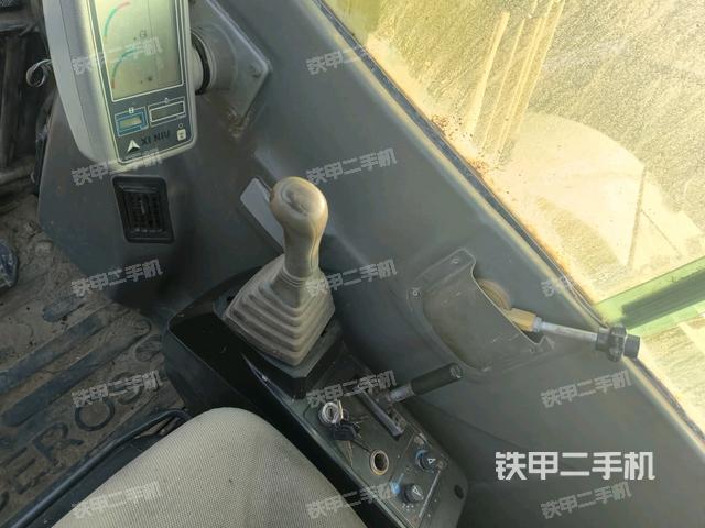 行走控制手柄和踏板?俯拍（駕駛室部分）