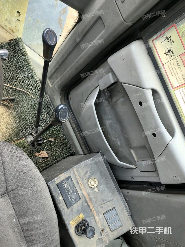 駕駛室內(nèi)部（駕駛室部分）