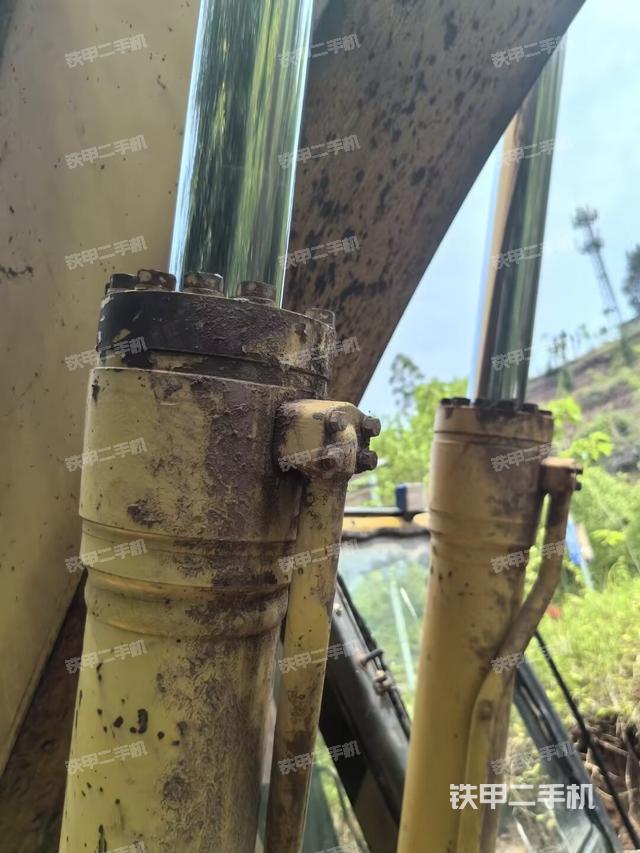 大臂油缸整体 竖拍（工作和回转装置）