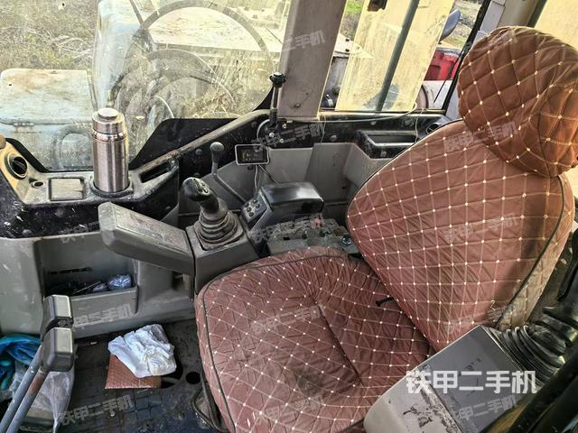 駕駛室整體（整機外觀）