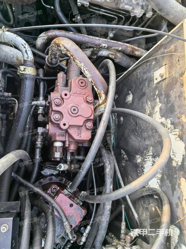 回轉(zhuǎn)馬達(dá)和主控閥（整機外觀）