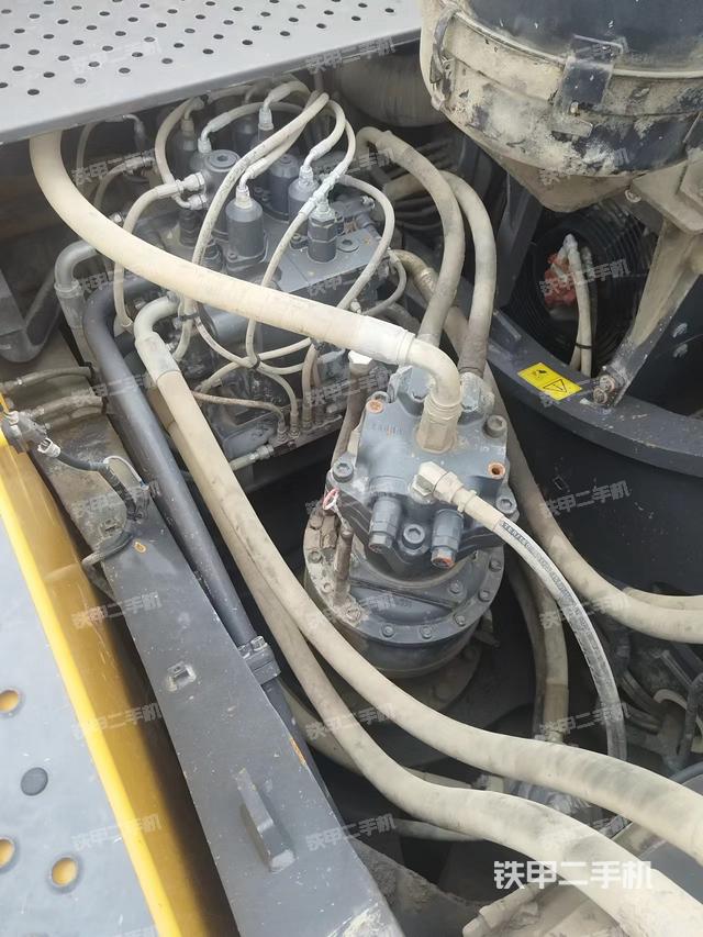 回轉(zhuǎn)馬達(dá)和主控閥（整機(jī)外觀(guān)）