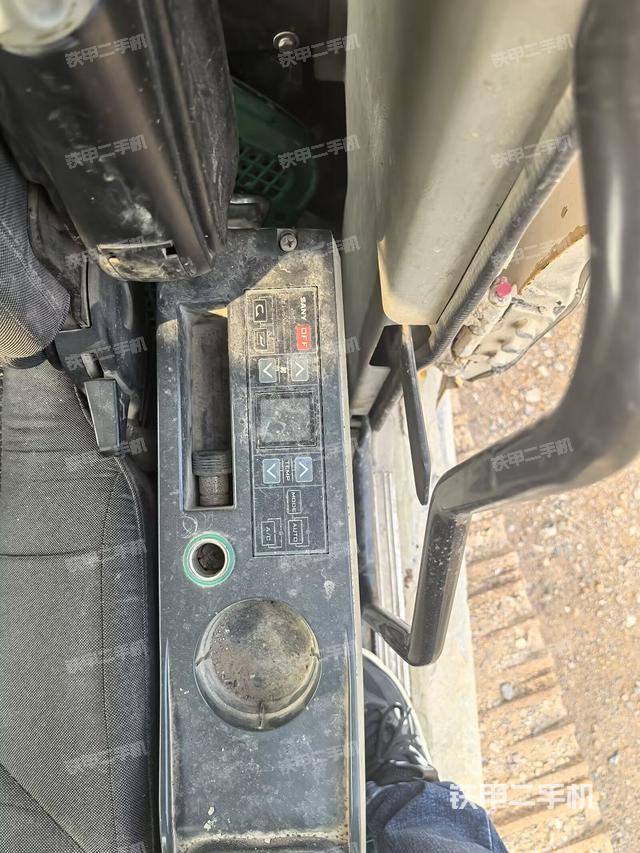 座椅左側控制臺/音響/含左手柄（駕駛室部分）