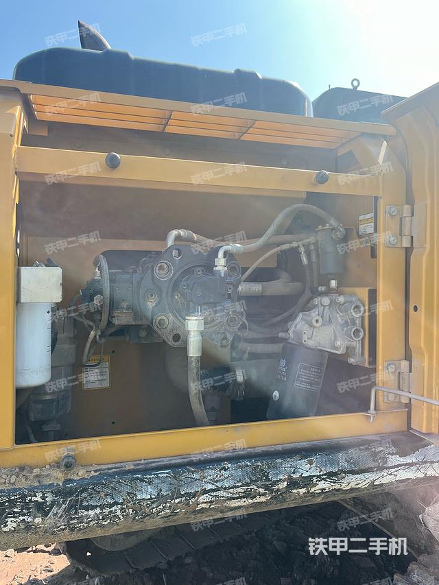 液压泵舱室正面整体（整机外观）