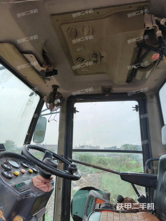 駕駛室側(cè)向上照全景（壓路機(jī)駕駛室）