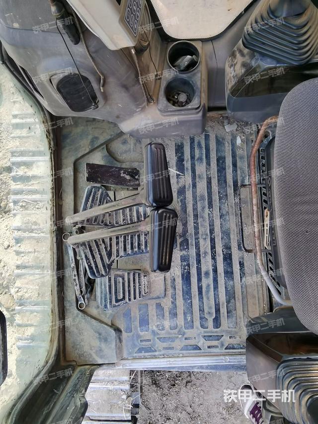 行走控制手柄和踏板?俯拍（駕駛室部分）