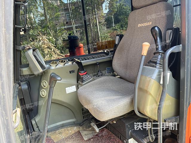 駕駛室整體(整機(jī)外觀) 駕駛室整體(整機(jī)外觀)