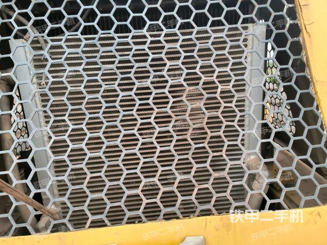 散熱器全景（壓路機(jī)發(fā)動機(jī)艙）