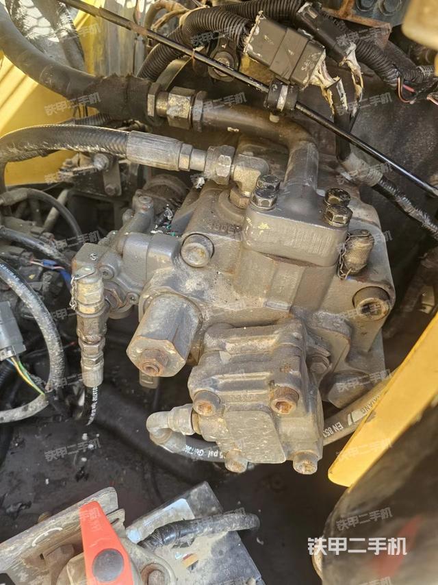 液壓泵艙室正面整體（整機外觀）