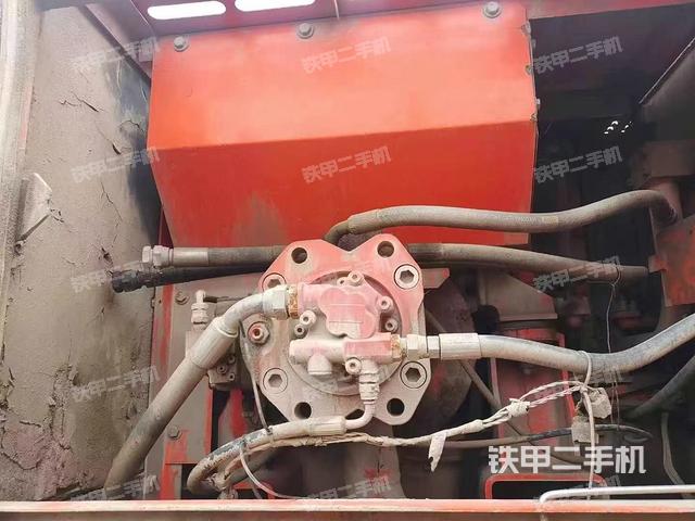 液壓泵艙室正面整體（整機外觀）