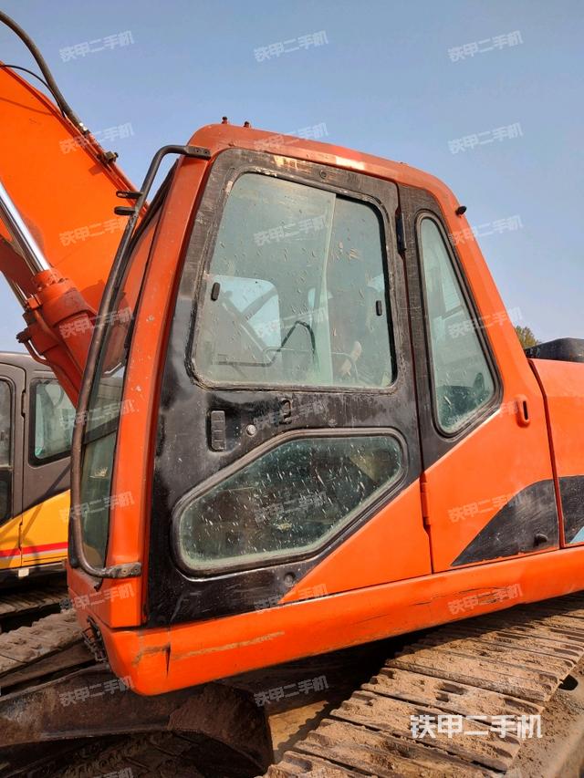 駕駛室頂部（整機外觀）