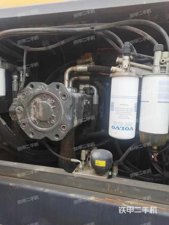 液壓泵艙室正面整體（整機(jī)外觀(guān)）