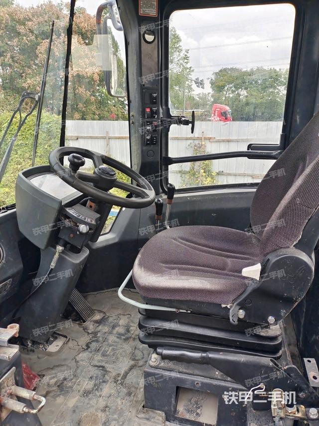 駕駛室內(nèi)部（駕駛室部分）