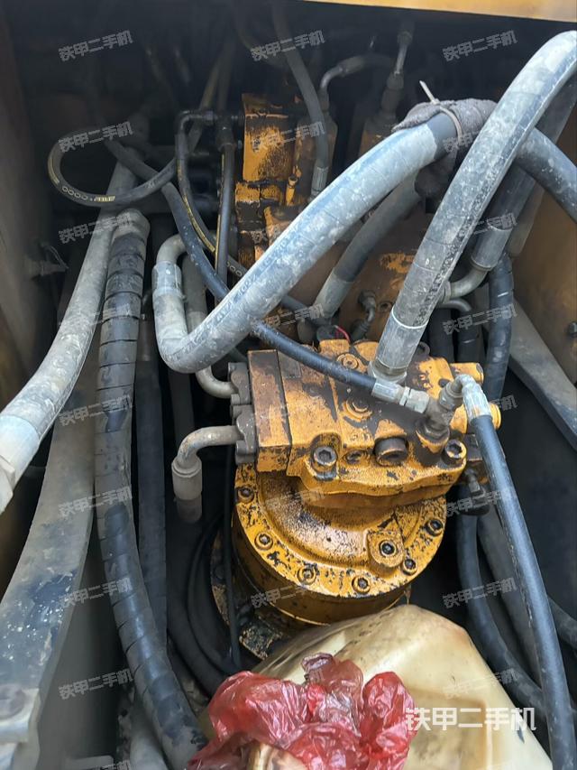 回轉(zhuǎn)馬達(dá)和主控閥（整機(jī)外觀）