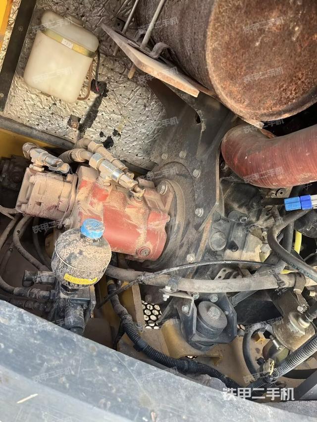 液壓泵艙室正面整體（整機(jī)外觀）