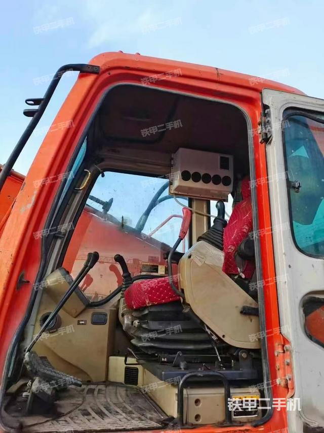 駕駛室整體（整機外觀）