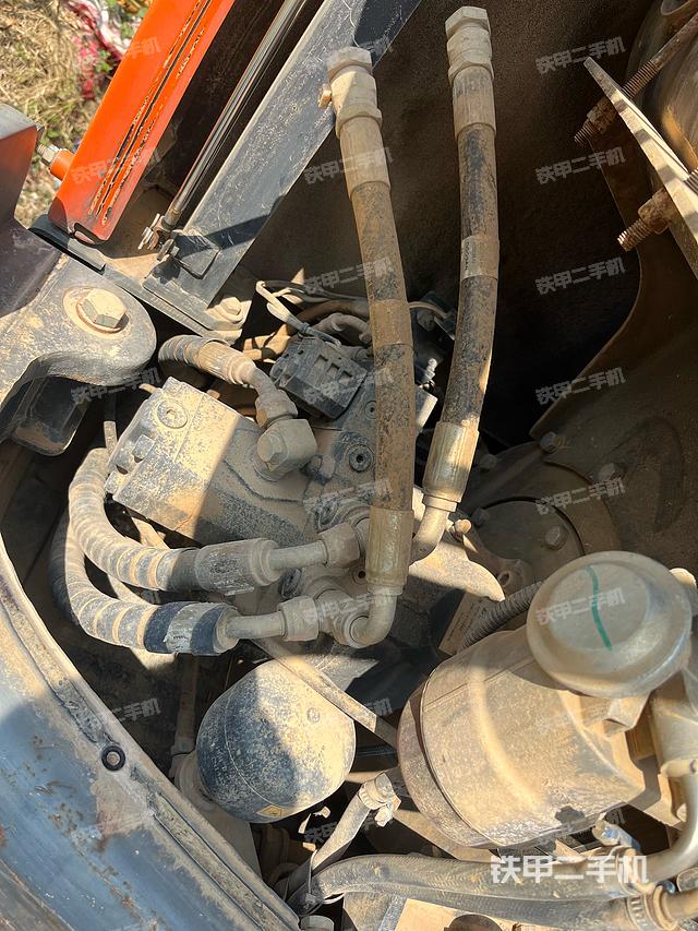 液壓泵艙室正面整體(整機(jī)外觀) 液壓泵艙室正面整體(整機(jī)外觀)