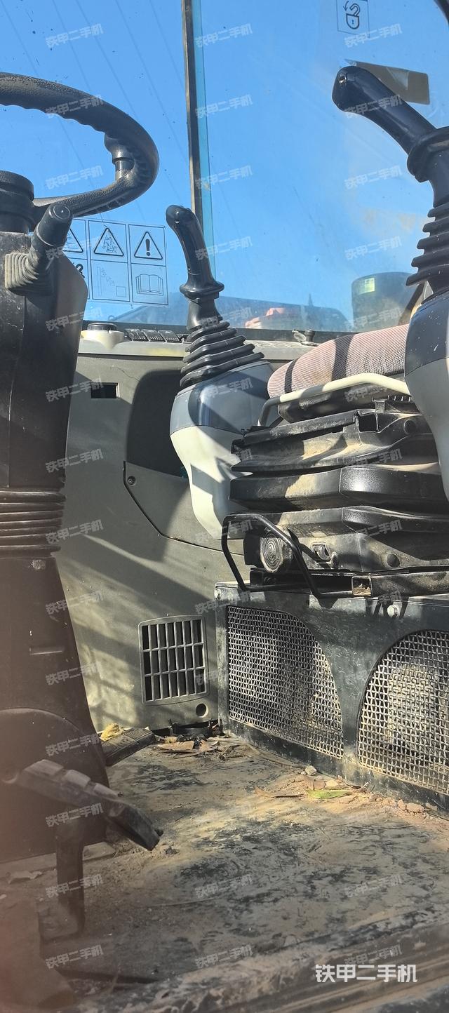 駕駛室整體（整機外觀）