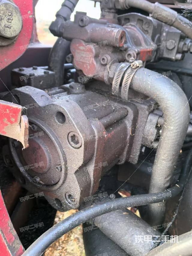 液壓泵艙室正面整體（整機外觀）