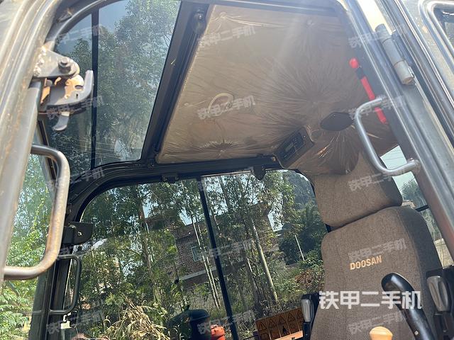 駕駛室頂部(整機(jī)外觀) 駕駛室頂部(整機(jī)外觀)