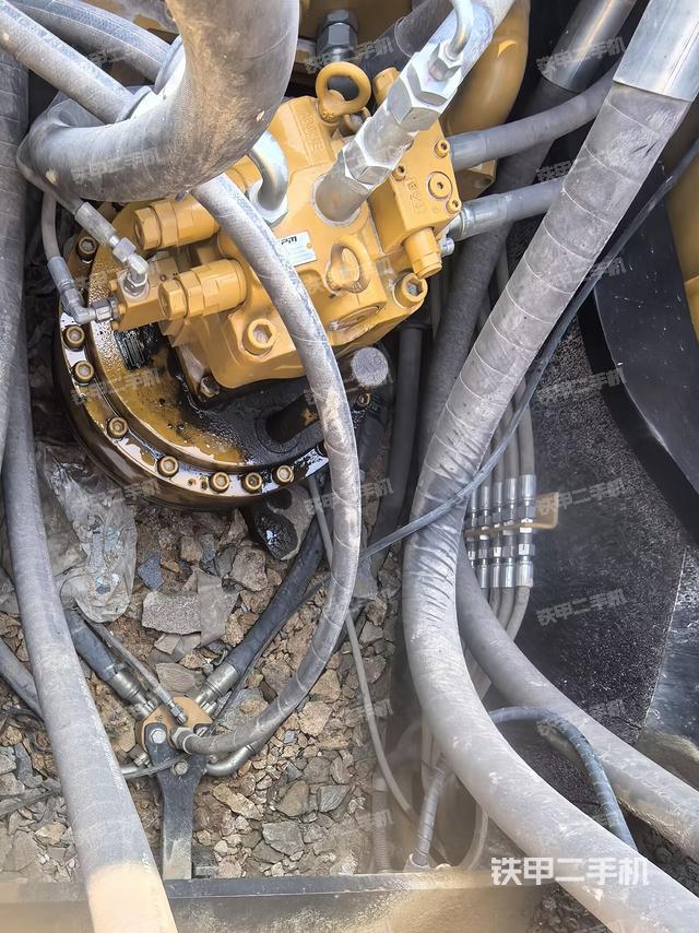 中央回轉(zhuǎn)接頭特寫(xiě)（上車(chē)部件）